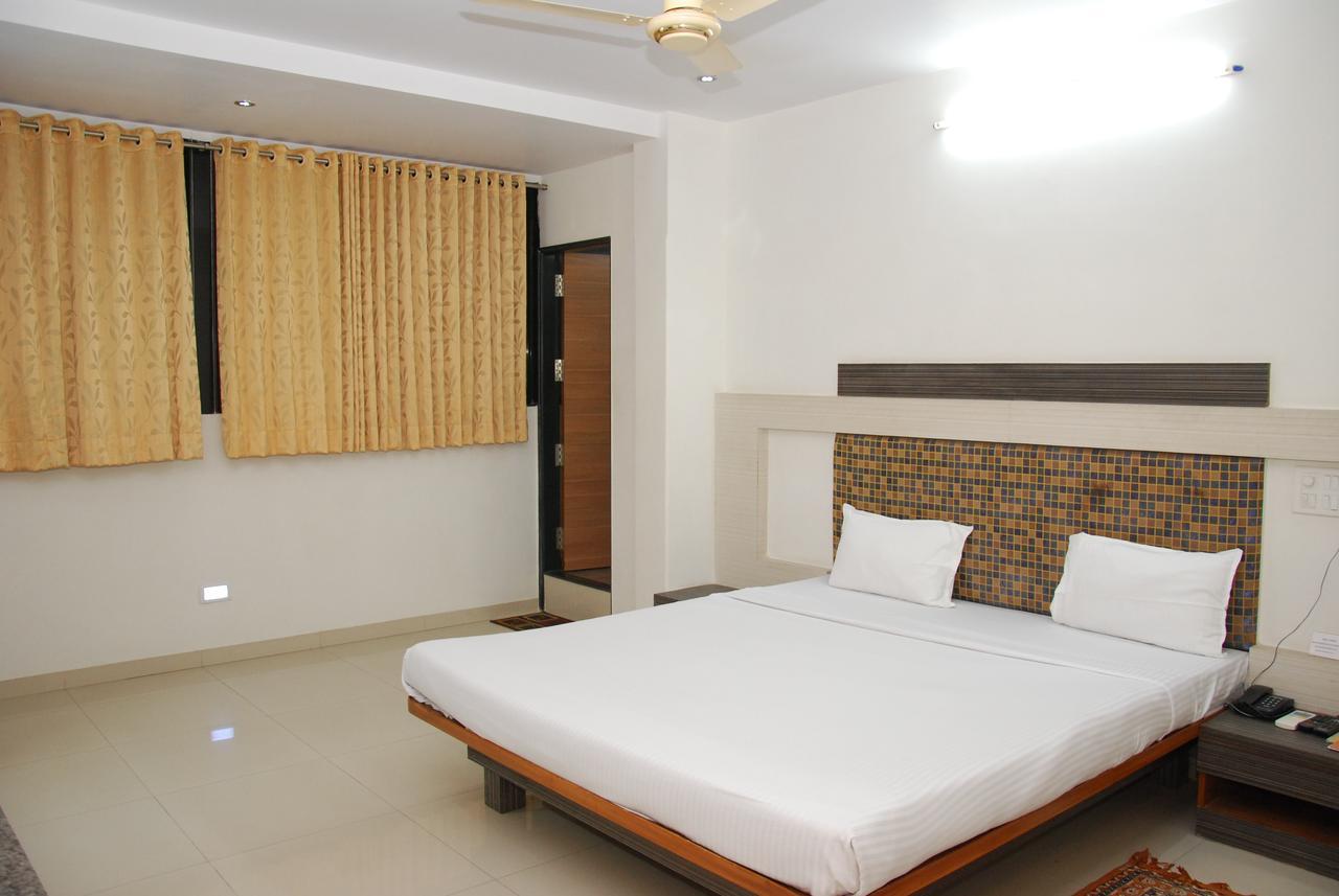 Excellency Inn Nashik Bagian luar foto